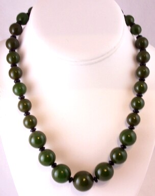 BN43 dk olive bakelite graduated bead necklace